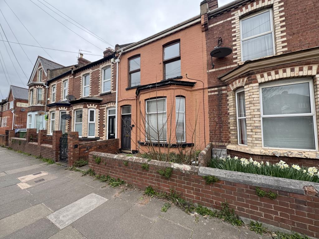 Lot: 152 - TWO-BEDROOM MID-TERRACE HOUSE IN NEED OF RENOVATION - Front of the property